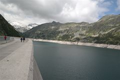 Stausee mit Mauer